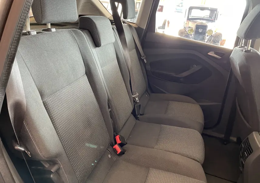 Vue intérieure côté droit des sièges arrière en tissu gris du Ford C-MAX 1.6l tdci 115 ch de 2012.