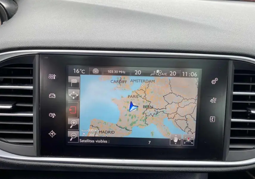 Écran tactile du système de navigation de la Peugeot 308 GTi 2016 affichant une carte d'Europe centrale.