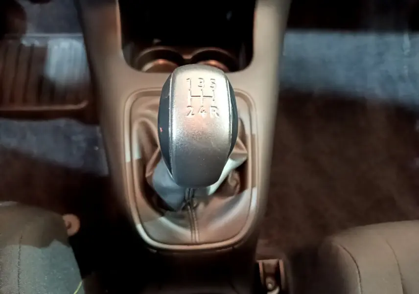 Gros plan sur le levier de vitesse manuel gris de la Citroën C3 PureTech 68 BVM Feel 2018, intérieur sombre.