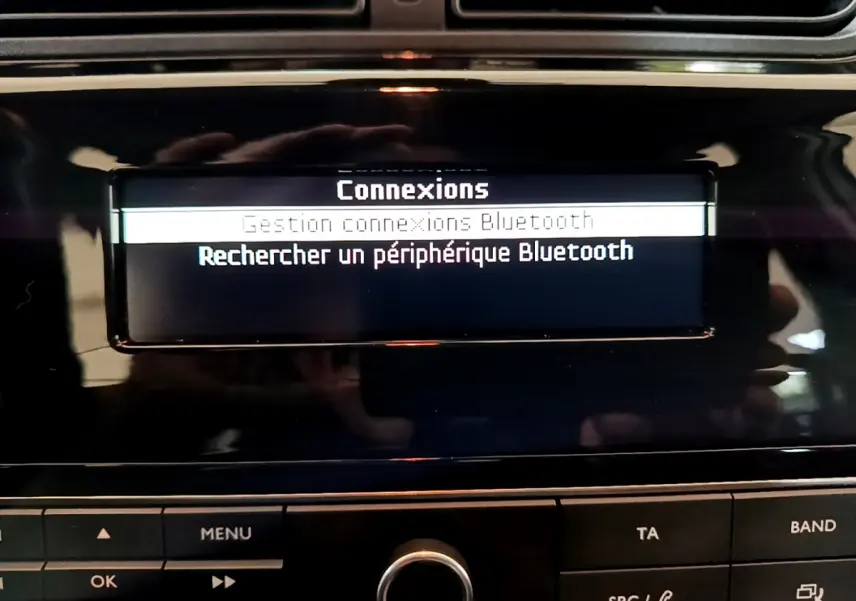 Écran central noir affichant le menu Bluetooth de la Citroën C3 PureTech 68 BVM Feel 2018.