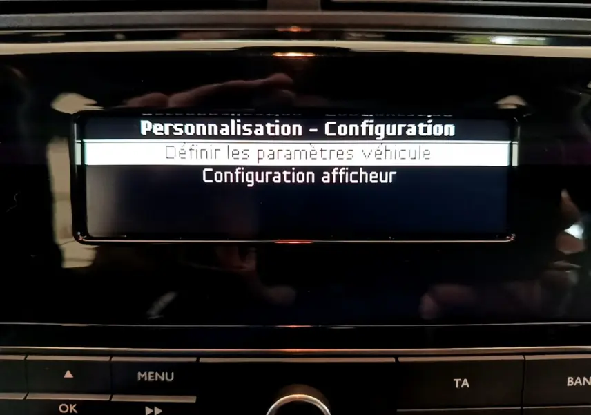 Écran de configuration du tableau de bord de la Citroën C3 blanc, affichant les options de personnalisation véhicule.