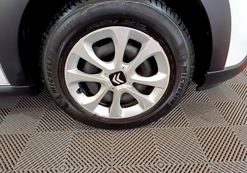 Gros plan sur la roue avant droite blanche d'une Citroën C3 PureTech 68 BVM Feel avec jante en alliage et pneu Michelin.