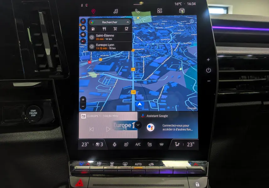 Écran tactile central du Renault Austral E-Tech Hybrid 2024 affichant la navigation et les commandes climatisation.