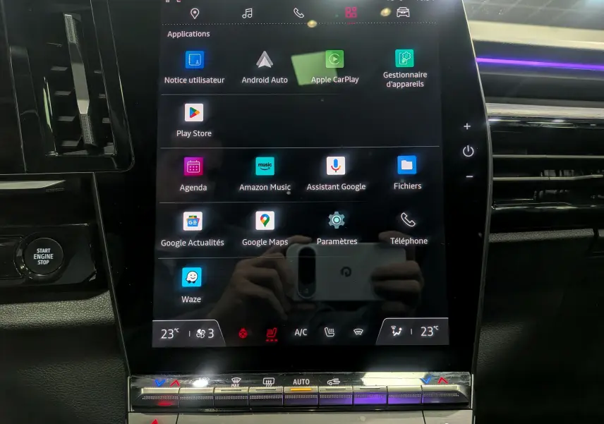 Écran tactile central du Renault Austral E-Tech Hybrid 2024 montrant les applications connectées et commandes climatisation.