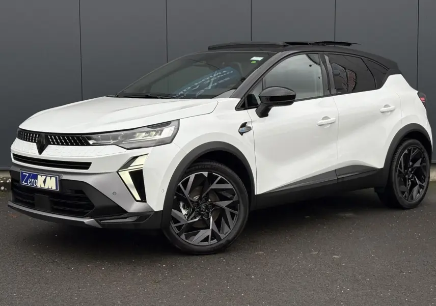 Renault Captur 2025 blanc nacré et noir étoile, vue 3/4 avant droit avec toit ouvrant et jantes noires.