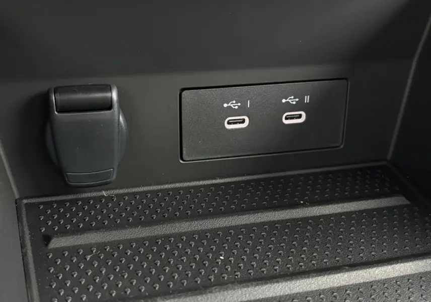Prise USB double type C et prise 12V dans l’habitacle du Renault Captur hybride 2025, finition Esprit Alpine.