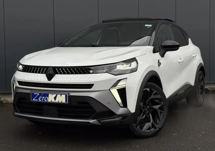 Vue 3/4 avant droit du Renault Captur blanc nacré avec toit noir et jantes noires distinctives.