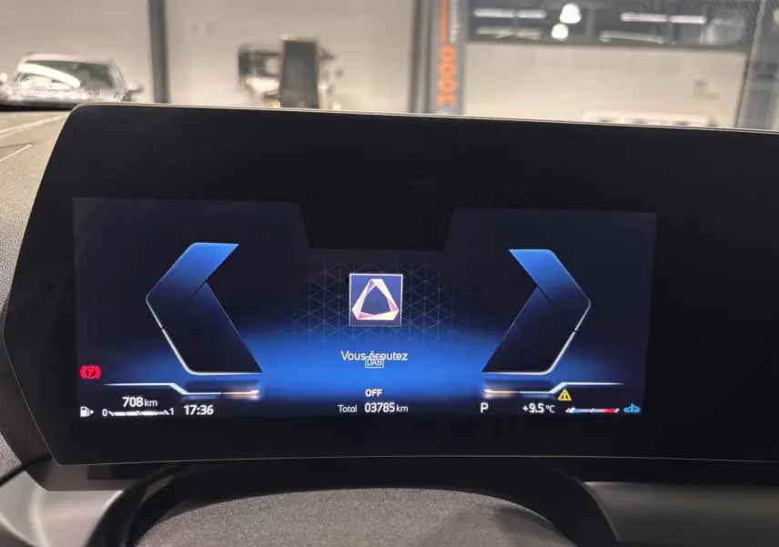 Affichage numérique du tableau de bord BMW Série 1 118D M Sport 2025, vue frontale du cockpit moderne.