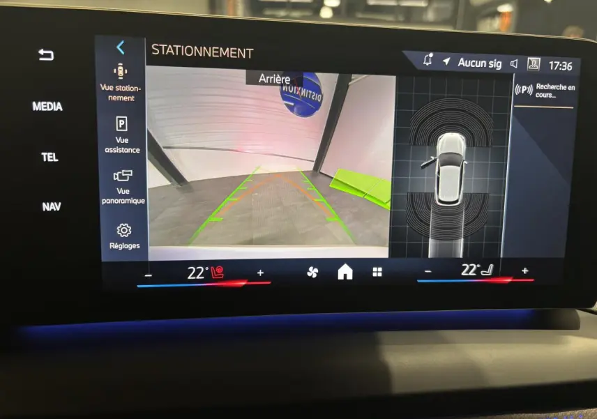 Écran de stationnement arrière avec vue caméra et capteurs de proximité du BMW Série 1 blanc 2025 M Sport.