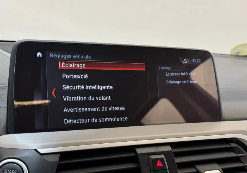 Écran tactile intérieur du BMW X3 xDrive30d 2018 affichant le menu Réglages véhicule, vue frontale rapprochée.