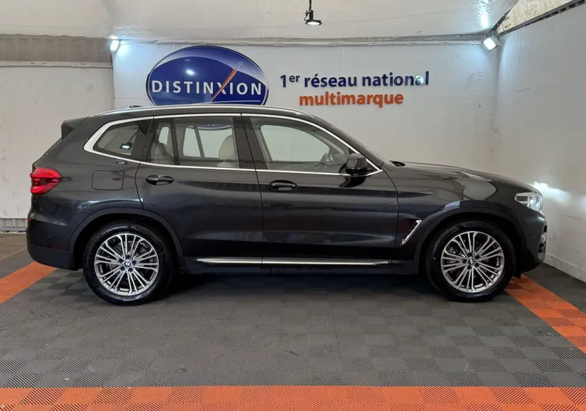 BMW X3 xDrive30d gris foncé vue de profil côté gauche, avec jantes alliage et détails chromés sur les bas de caisse.