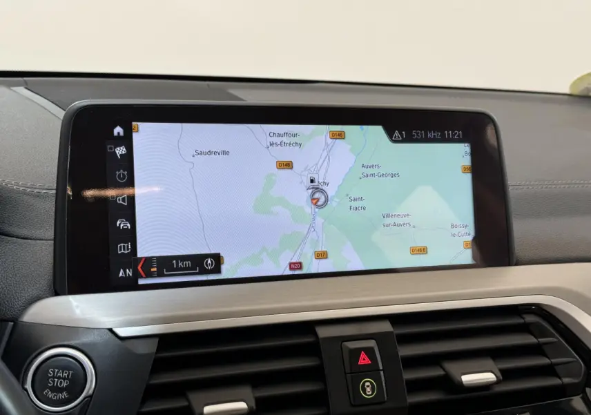 Vue intérieure du tableau de bord du BMW X3 gris foncé de 2018, avec écran tactile de navigation 10,3 pouces.