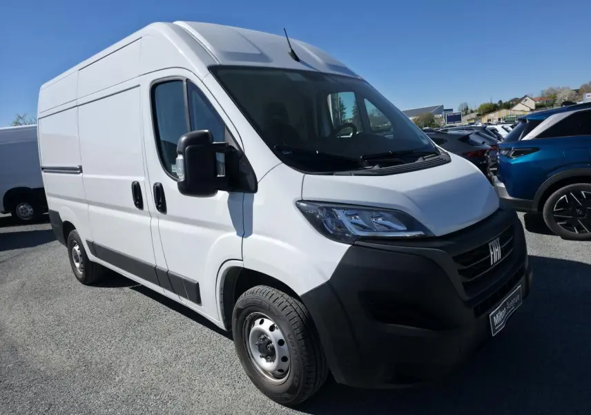 Fiat Ducato Fourgon blanc en 3/4 avant droit, avec calandre noire et jantes acier 16 pouces visibles.