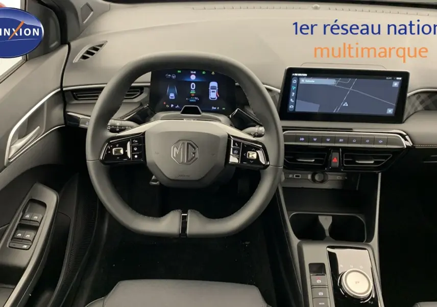 Vue intérieure frontale du tableau de bord et volant noir de la MG3 1.5 L Hybrid+ Luxury 2026 avec écran tactile et compteur numérique.