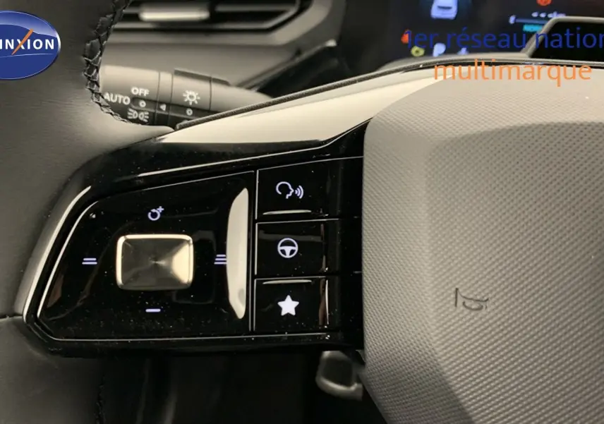 Gros plan sur les commandes du volant en cuir microfibre du MG3 1.5 L Hybrid+ 195 ch Luxury, intérieur noir.