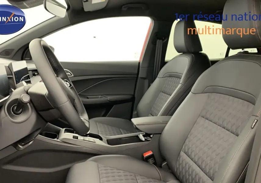 Vue intérieure côté conducteur du MG3 2026 en Diamond Red, sièges en similicuir noir avec surpiqûres contrastées.