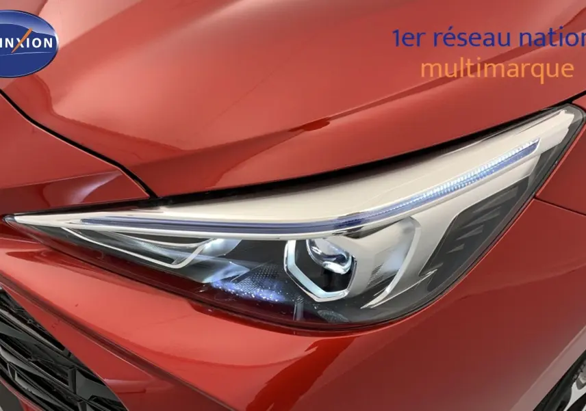 Gros plan sur le phare avant droit du MG3 1.5 L Hybrid+ Diamond Red, soulignant sa finition moderne et brillante.