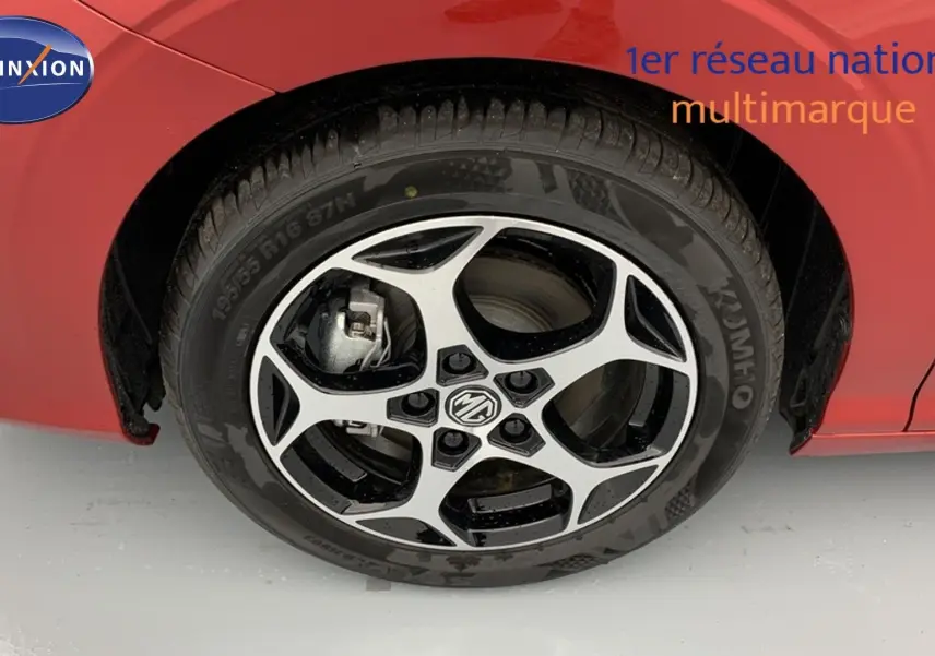 Gros plan sur la jante alliage 16'' bicolore et pneu Kumho du côté arrière droit d'une MG3 Diamond Red.