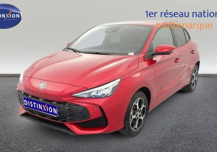 Vue 3/4 avant d’une MG3 Diamond Red avec jantes alliage et calandre noire distinctive sur fond neutre.