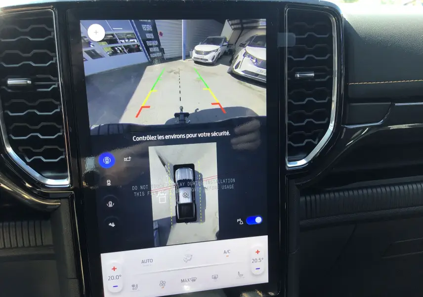 Écran tactile central du Ford Ranger Wildtrak 2025 montrant la caméra 360 et les commandes de climatisation intérieure.