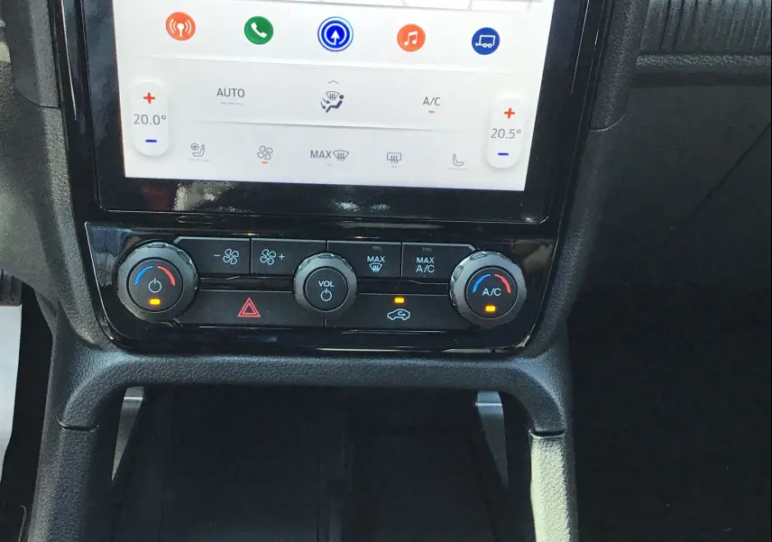 Gros plan sur la console centrale du Ford Ranger Wildtrak 2025, montrant les commandes de climatisation et l'écran tactile.