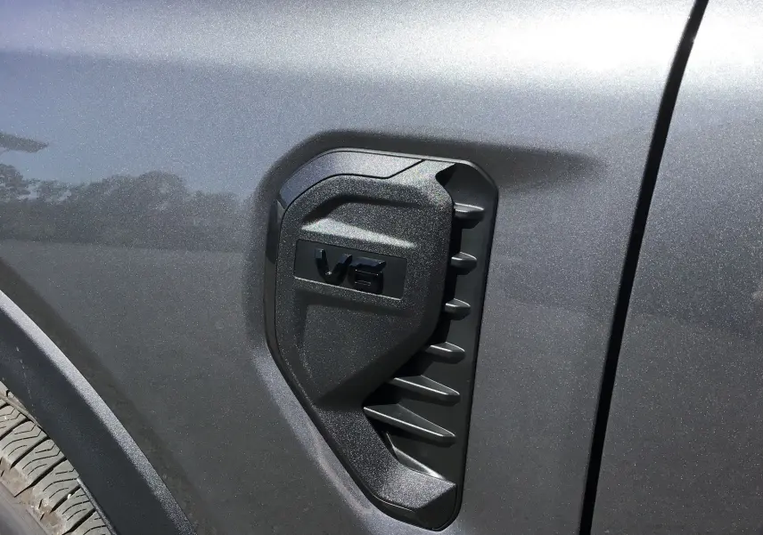 Gros plan sur la prise d'air latérale gris carbone du Ford Ranger Wildtrak V6 3.0 Diesel 2025 côté gauche.