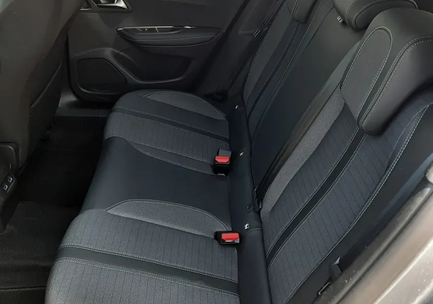 Vue intérieure côté droit des sièges arrière en tissu noir et gris du Peugeot 2008 2022 finition Allure Pack.