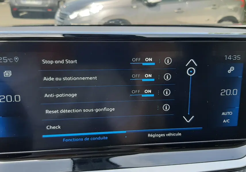 Écran tactile central du Peugeot 2008 2022 gris Artense montrant les réglages d'aides à la conduite et climatisation à 20°C.