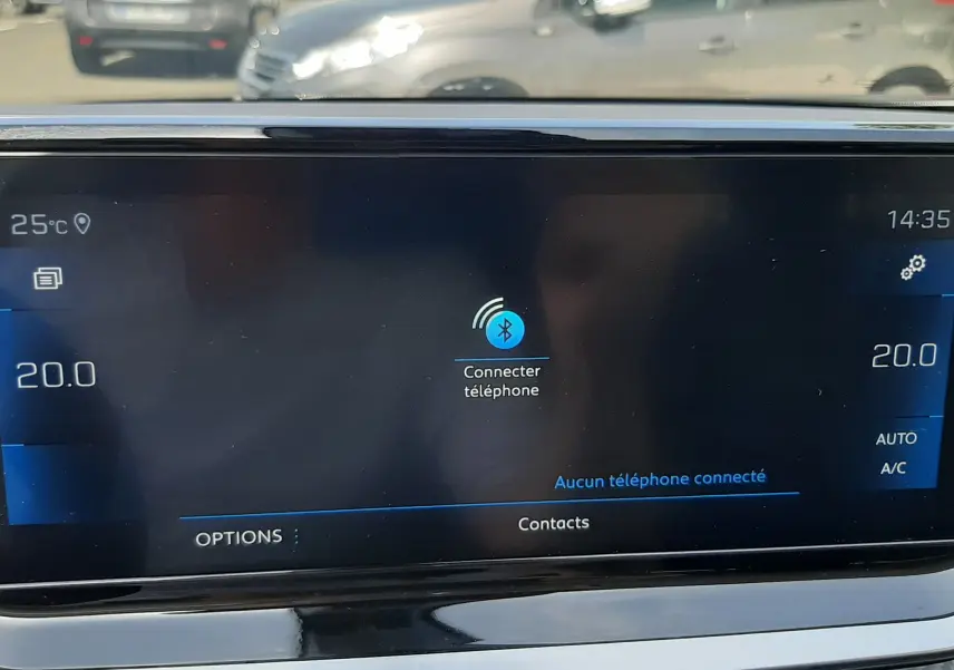 Écran tactile central du Peugeot 2008 gris Artense de 2022, affichant la connexion Bluetooth et la climatisation à 20°C.