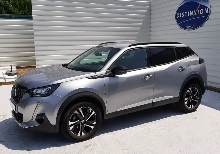 Peugeot 2008 gris Artense vue 3/4 avant droit, avec jantes alliage noires et toit noir contrasté.
