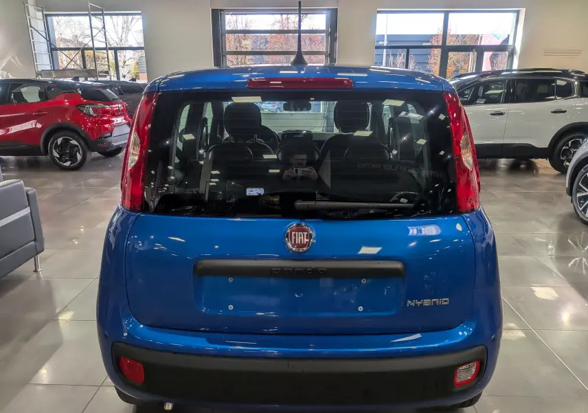 Vue arrière d'une FIAT Panda 1.0 70 CH Hybrid City en Bleu Italia, avec logo FIAT et badge Hybrid visibles.
