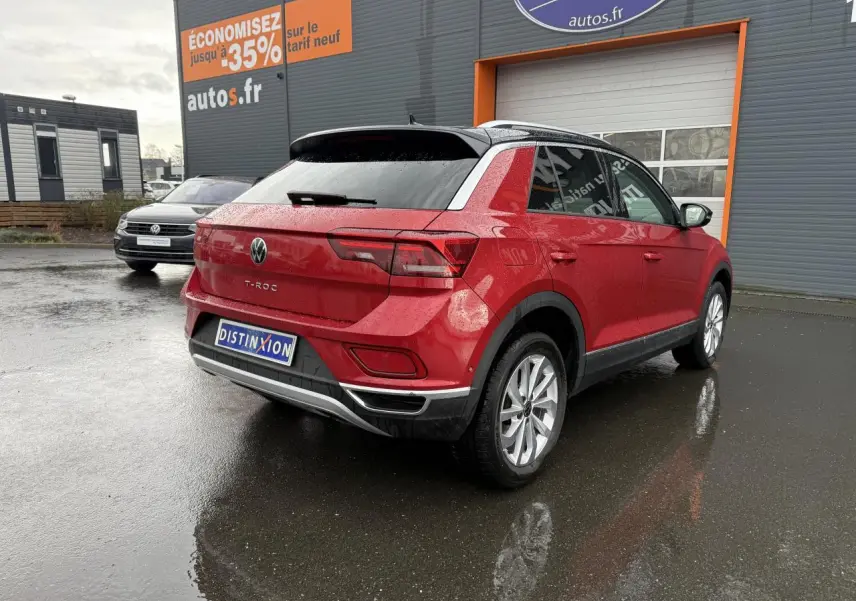 Volkswagen T-Roc rouge Kings Red métallisé vu en 3/4 arrière droit, avec jantes alliage 17 pouces et vitres surteintées.