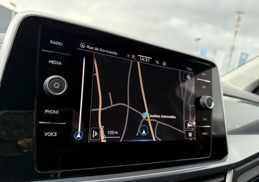 Écran tactile du système de navigation Discover Media dans un Volkswagen T-Roc 2023, intérieur moderne et épuré.