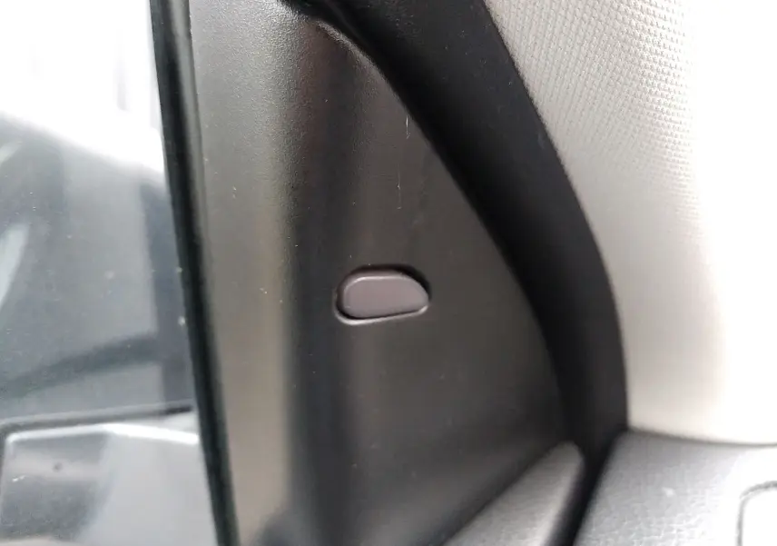 Détail intérieur montrant le capteur d'angle mort sur le montant côté gauche du Nissan Qashqai 2019 noir.