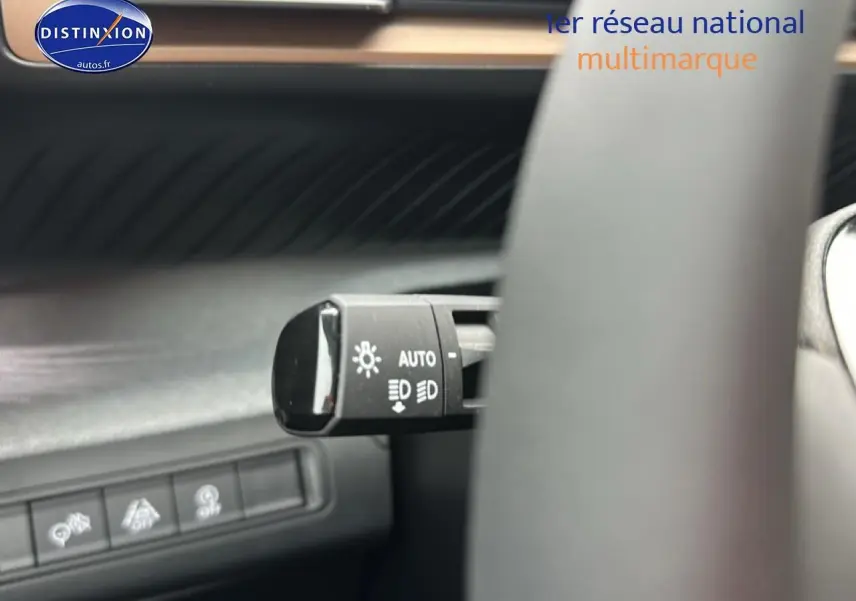 Gros plan sur la commande des phares automatiques à gauche du volant dans l’habitacle du Citroën C3 Aircross gris 2025.