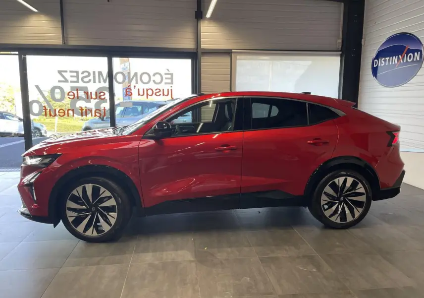 Vue de profil côté gauche d'un Renault Rafale 2025 rouge Flamme avec toit noir et jantes alliage noires diamantées.