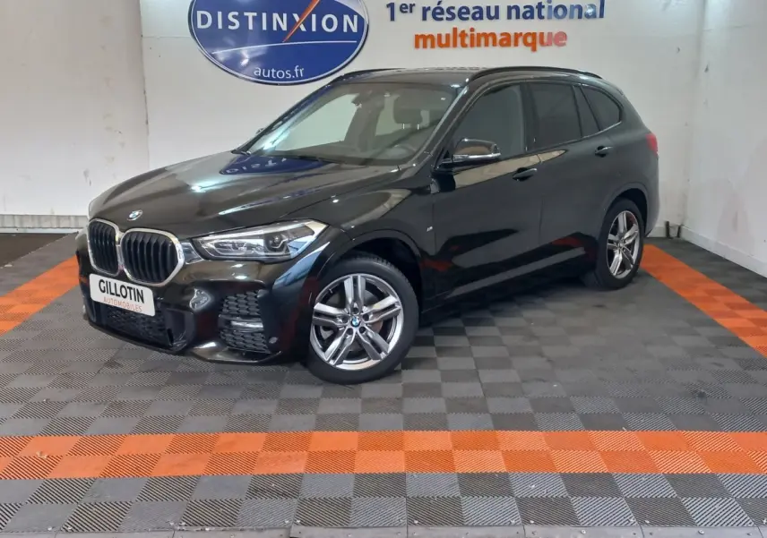 BMW X1 xDrive20d M Sport noir vue 3/4 avant droit en intérieur avec jantes alliage et calandre double haricot.