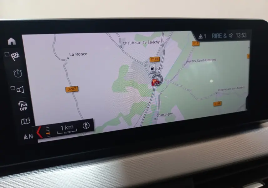 Écran tactile 8,8 pouces du système de navigation BMW X1 xDrive20d M Sport, affichage carte en couleur.