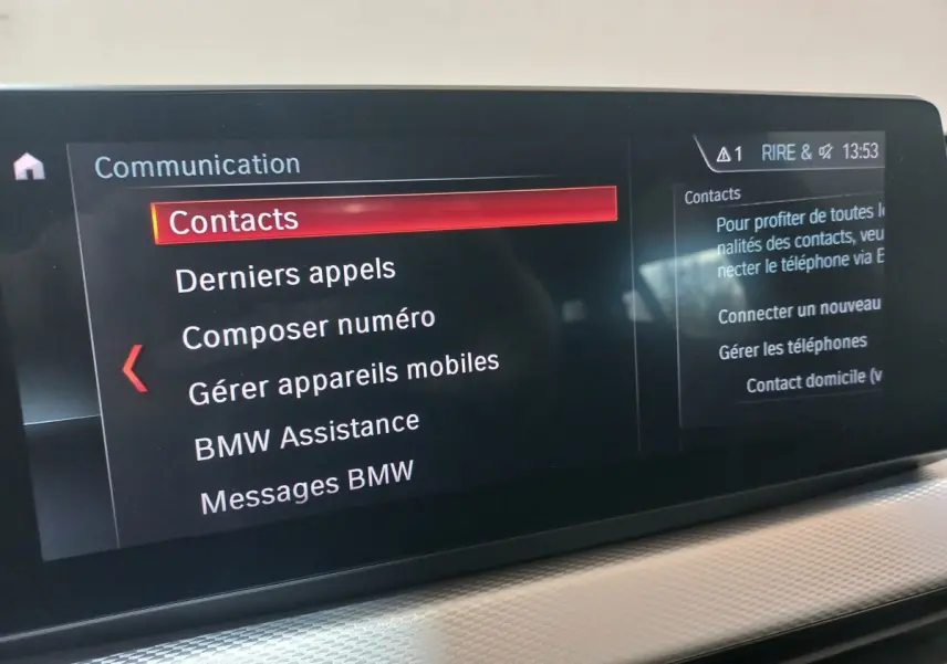 Écran tactile central du BMW X1 2022 affichant le menu Communication avec option Contacts en surbrillance.