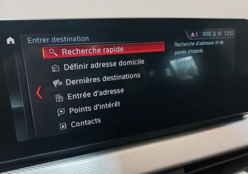 Écran tactile du système de navigation 3D de la BMW X1 xDrive20d M Sport noir, vue de face rapprochée.