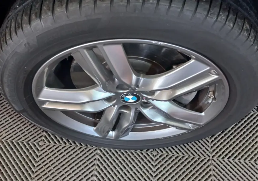 BMW X1 xDrive20d M Sport noir vue 3/4 avant avec calandre et jantes en alliage visibles.