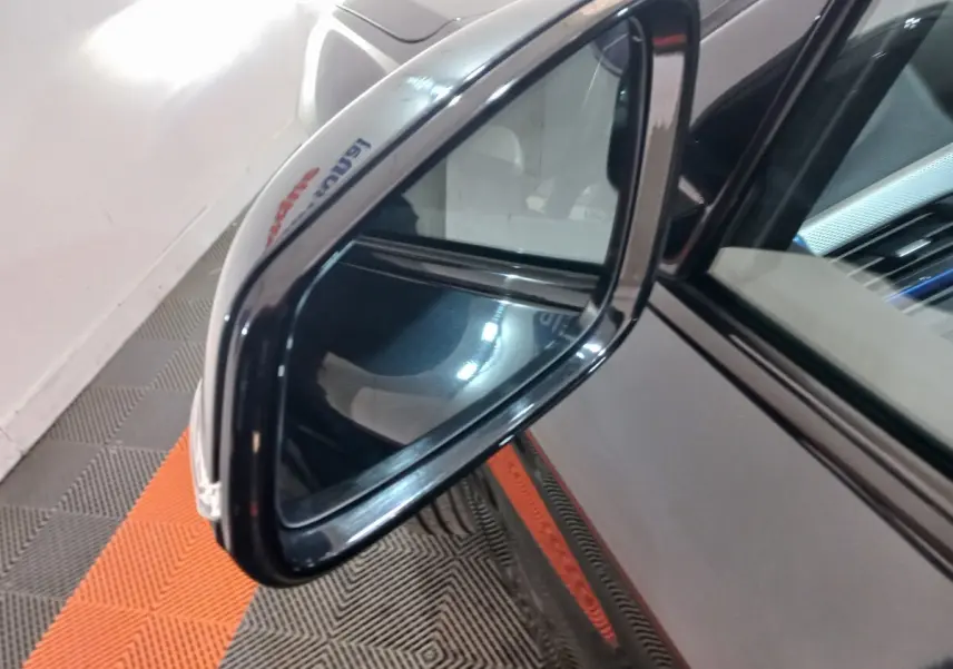 Rétroviseur extérieur droit noir de BMW X1 xDrive20d M Sport 2022 avec carrosserie noire brillante.