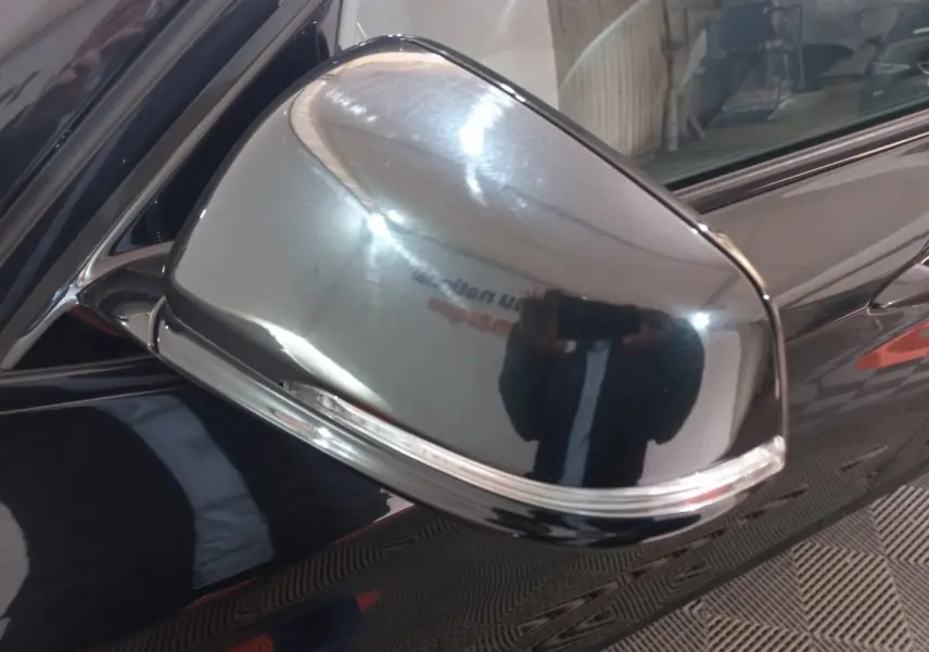 Rétroviseur droit noir brillant de BMW X1 xDrive20d M Sport 2022 avec clignotant intégré, vue rapprochée.