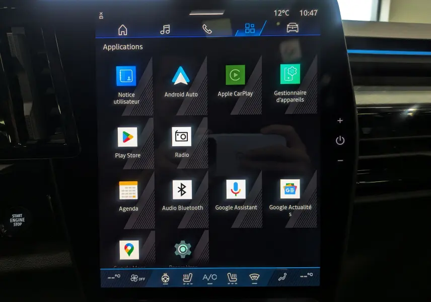 Écran tactile central de la Renault Rafale 2025 affichant les applications connectées, avec commandes climatisation en bas.