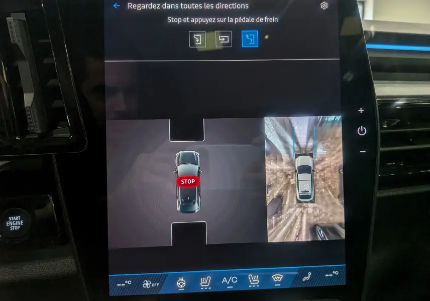 Écran central du Renault Rafale hybride rechargeable 2025 montrant l'aide au stationnement avec vue aérienne et instructions.
