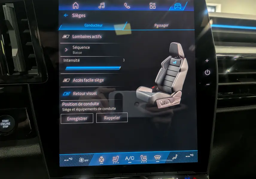 Écran tactile intérieur montrant le réglage des sièges chauffants du Renault Rafale hybride, interface moderne en bleu et noir.