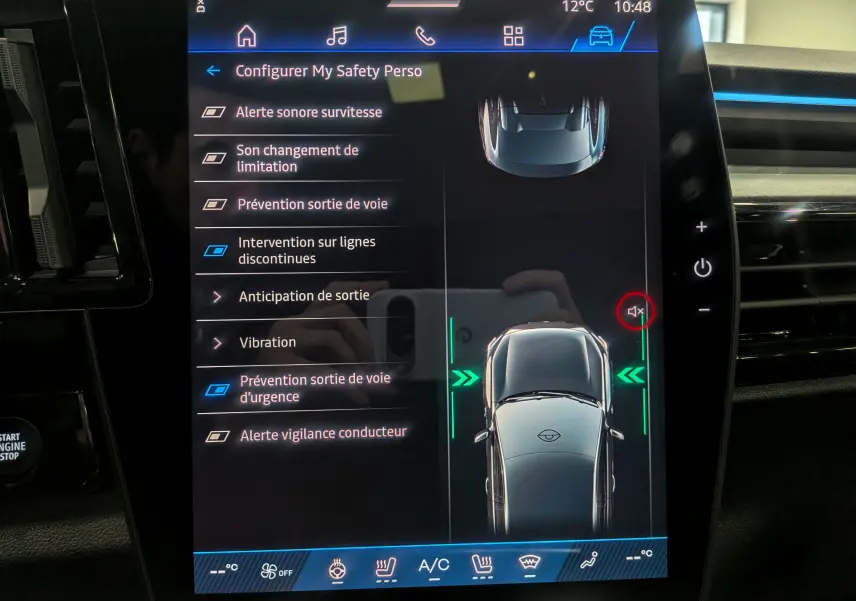 Écran tactile intérieur montrant les réglages d’aide à la conduite d’une Renault Rafale gris schiste satin, vue de dessus.