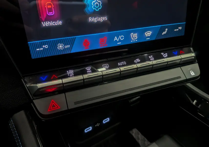 Vue rapprochée de la console centrale du Renault Rafale 2025, avec commandes tactiles de climatisation et écran digital.