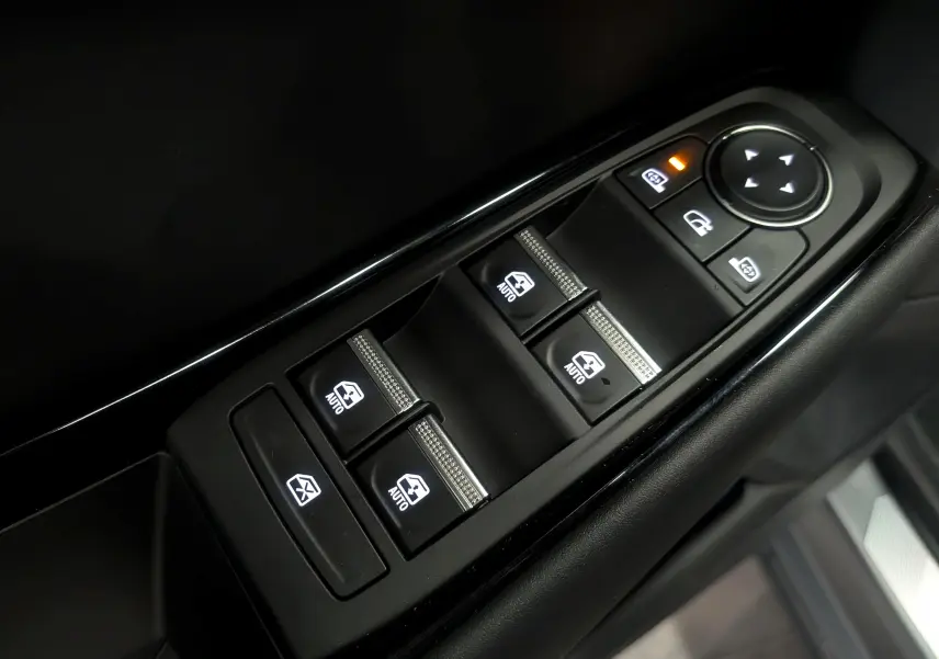 Gros plan sur les commandes des vitres électriques et rétroviseurs côté gauche intérieur d’une Renault Rafale gris Schiste Satin.