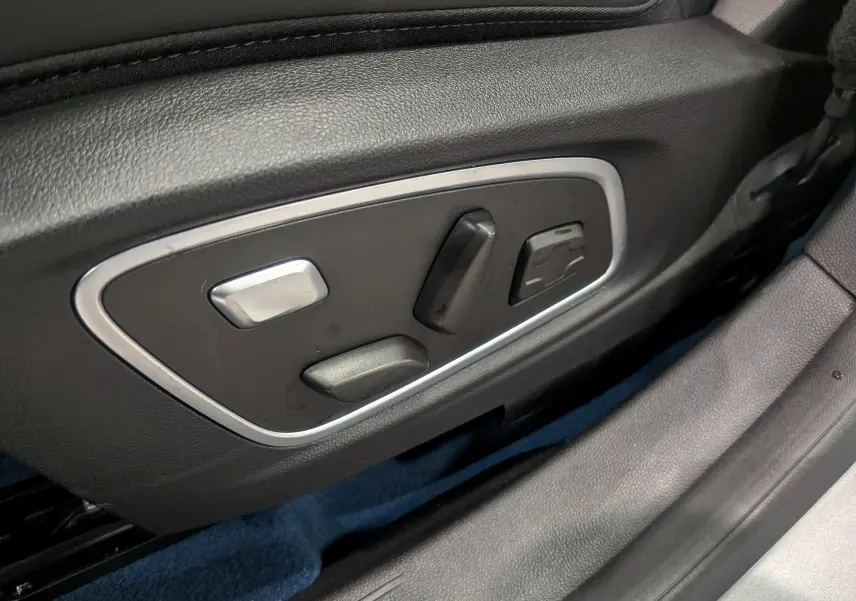 Gros plan sur les commandes de réglage électrique du siège côté gauche d'une Renault Rafale gris schiste satin.